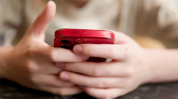 Should children be allowed on social media?